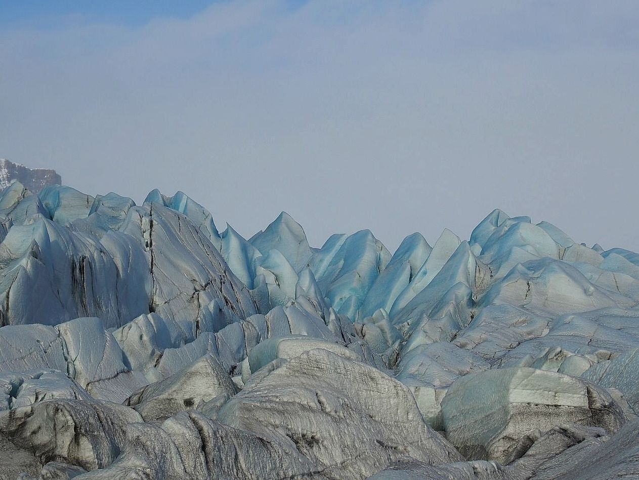 Chão aberto acima da última árvore antes do lago de montanha